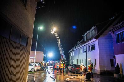Remshalden: Wieder Brand in Kellerwohnung - Bewohner ueber Drehleiter gerettet